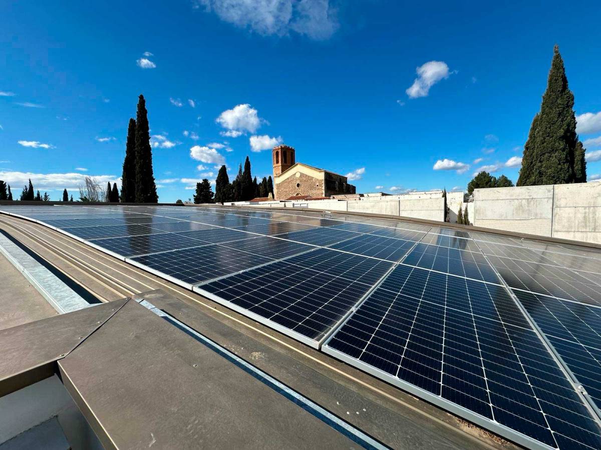 Nueva apuesta para la sostenibilidad con placas fotovoltaicas en 3 de nuestros tanatorios